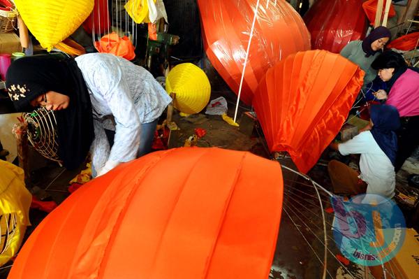  FOTO: Jelang Imlek, Perajin Lampion Raup Berkah