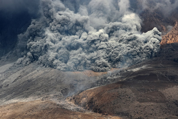  Gunung Sinabung Meletus, Medan Hujan Abu