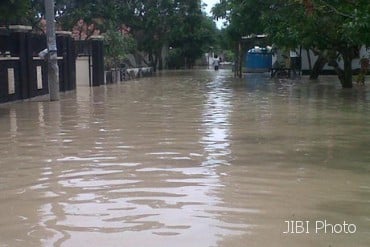  Hujan Sejak Pagi, Kali Cikeas Meluap Genangi Rumah Warga