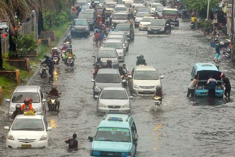  Jakarta Banjir: 15 Kecamatan Tergenang, 924 Warga Mengungsi