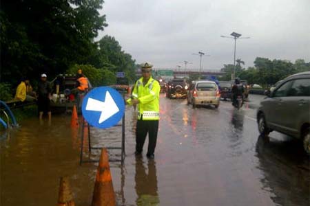  Banjir Kepung Jakarta, Motor Masuk Tol Jagorawi