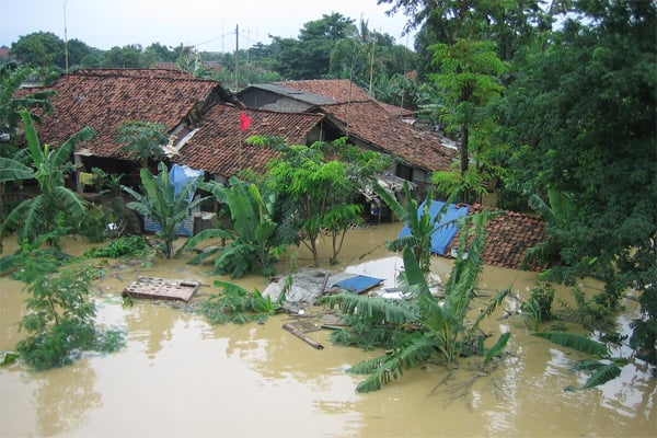  Banjir Disertai Tanah Longsor Tewaskan 8 Orang dan Ribuan Warga Mengungsi