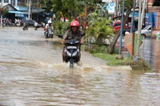  Genangan Air Surut, Warga Karet Tengsin Kembali Ke Rumah