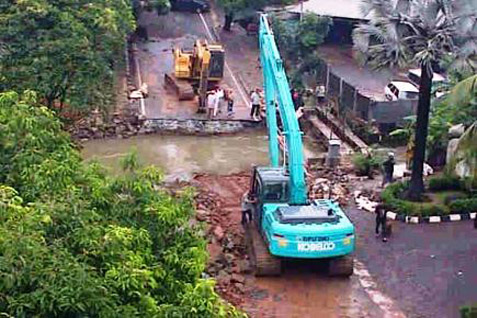  Ambles &amp; Banjir, Jl.TB Simatupang Jaksel Mulai Diperbaiki, Lalu Lintas Dialihkan