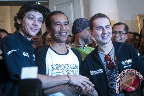  Jokowi Suguhi Valentino Rossi & Lorenzo Kacang Rebus