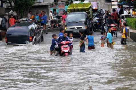  Tetap Masuk Kerja, Pekerja Rumah Sakit Numpang Truk Marinir