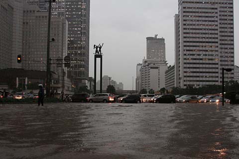  Jakarta Banjir: Waspadai Curah Hujan Tinggi Disertai Rob