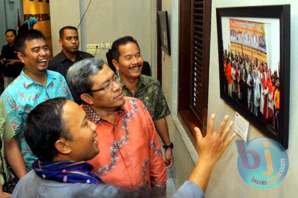  FOTO: Aher Kunjungi Pameran Foto WFB Kilas Balik Jabar 2013