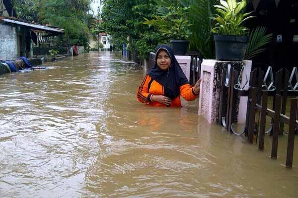  Rumah Penduduk di Bidaracina Jakarta Timur Terancam Tenggelam