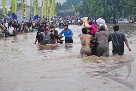  Banjir Jakarta: Pengungsi Butuh Selimut &amp; Tikar