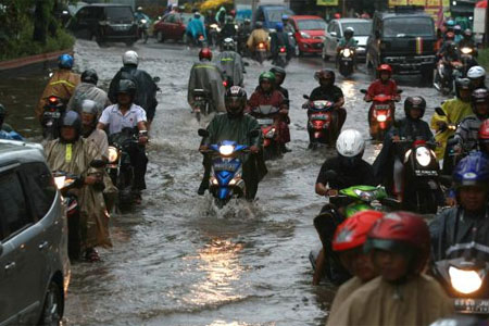  Banjir Dongkrak Pendapatan Ojek Hingga 4 Kali Lipat