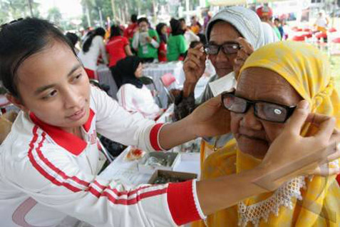  Program CSR:  Stanchart &amp; Helen Keller Distribusikan 22.981 Kacamata di Jatim