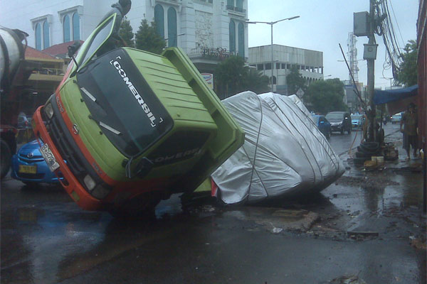  Truk Terperosok di Jl. K.H. Mas Mansyur Pagi Ini