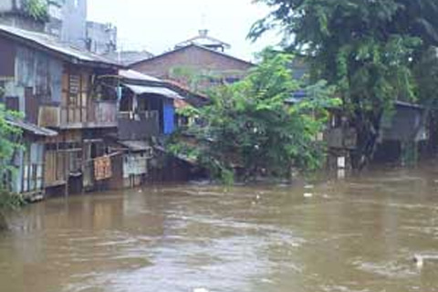  Bantaran Kali Ciliwung Steril dari Pemukiman Liar Pada 2015