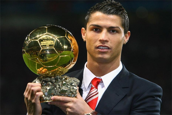 Ronaldo Pamerkan Trofi Ballon dOr di Stadion Bernabeu