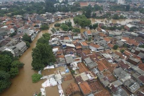  Sidomuncul Salurkan Bantuan Bagi Korban Banjir