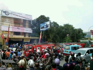  Toko Elektronik dan Furniture di Cirebon Terbakar