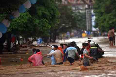  Banjir Manado Hancurkan 10.000 Rumah &amp; 60 Tempat Ibadah