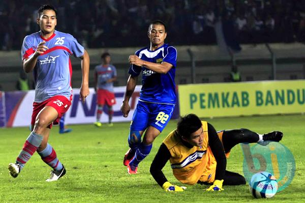  FOTO: Tantan Sumbang Dua Gol untuk Kemenangan Persib Atas Raj Pracha