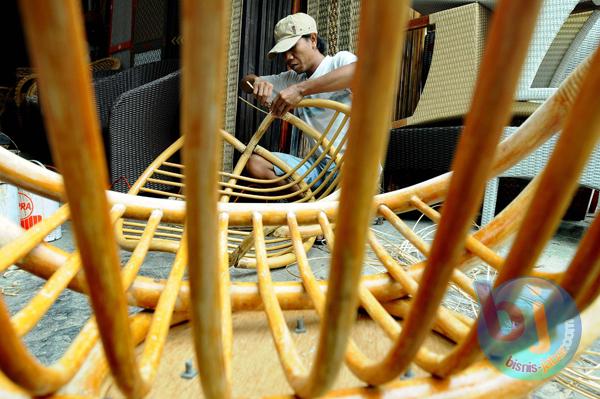  FOTO: Perajin Mebel &amp; Rotan Resah Maraknya Ekspor Bahan Baku Ilegal