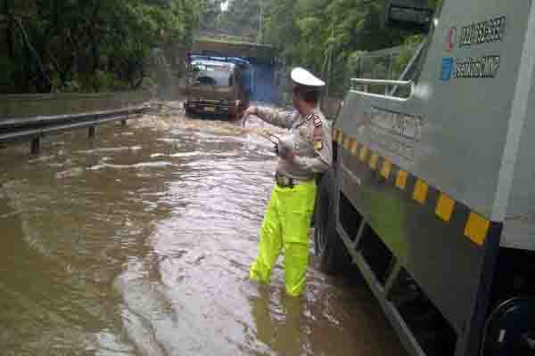  Ini Update Lalin Tol, Interchange Cawang Hanya Bisa Dilalui Truk