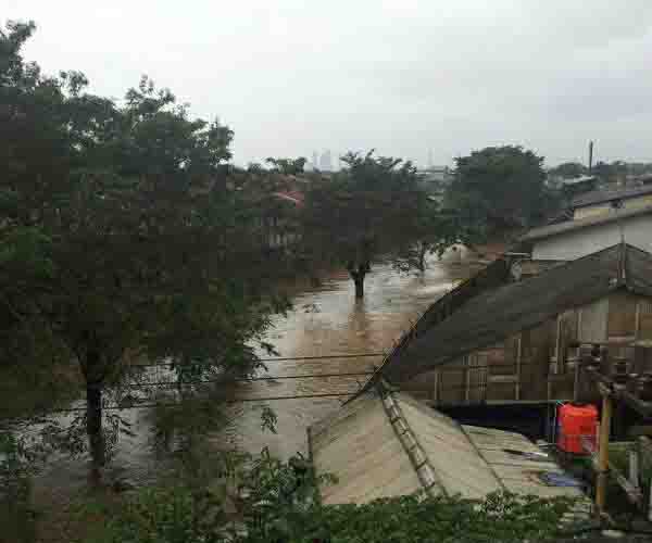  Sungai Kalisabi Mulai Meluap, Warga Tangerang Waswas