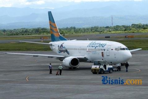  8 Penerbangan Merpati dari Juanda Berhenti