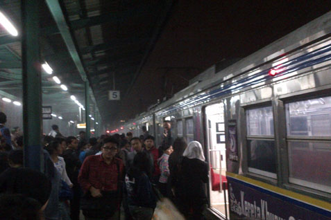  Commuter Line Jakarta-Bogor Terbakar di Manggarai