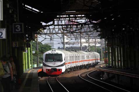  Penumpang KRL Jakarta-Bekasi Tertahan Di Gerbong 1 Jam