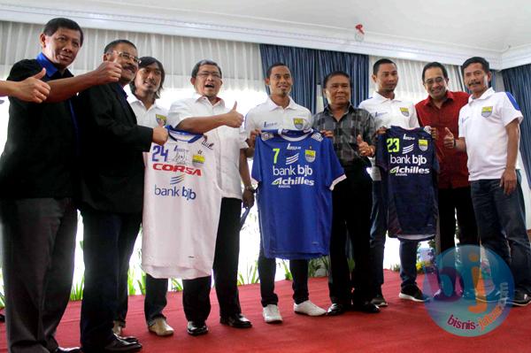  FOTO: Jadi Duta Persib, Gubernur Jabar Lepas Tim Persib