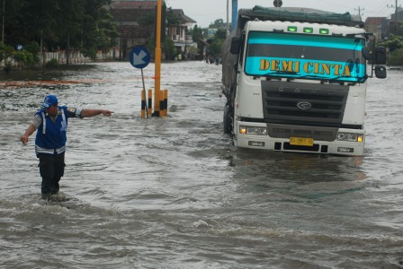  Banjir Bandang Bondowoso, Jalur Jawa-Bali Masih Putus Sabtu (1/2)