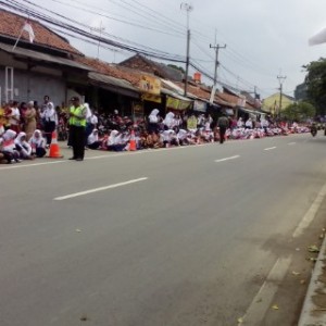  Menunggu SBY, Siswa Di Majalengka Berdiri 3 Jam di Pinggir Jalan