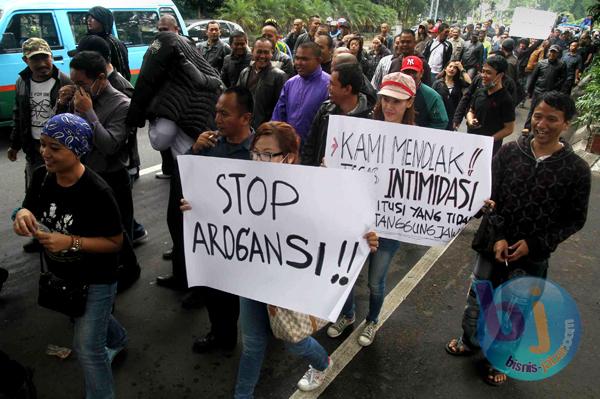  FOTO: Batasi Waktu Operasional, Karyawan Tempat Hiburan Demo Pemkot Bandung