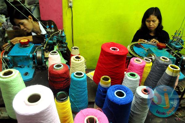  FOTO: Perajut Binong Jati Keluhkan Tingginya Biaya Produksi