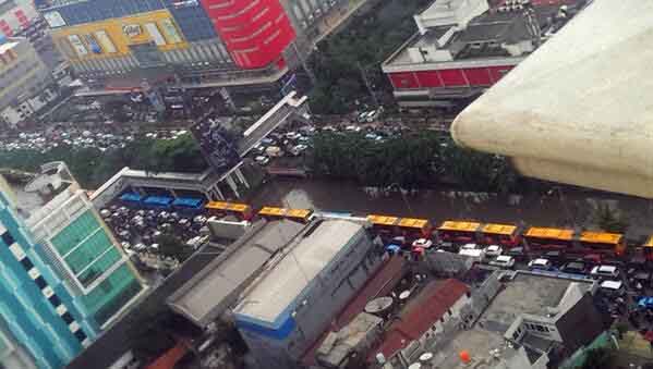  Dilanda Banjir, Jalan Gajah Mada-Hayam Wuruk Lumpuh Total