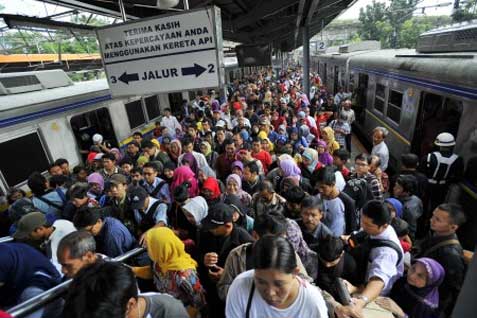  Operasi KRL Terganggu, Stasiun Manggarai Makin Sesak