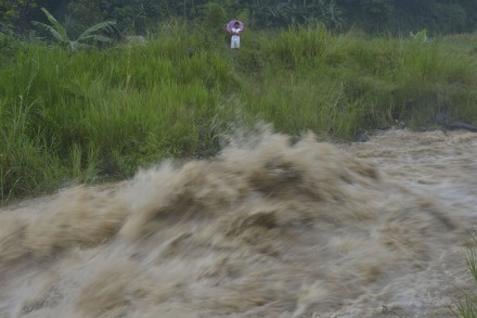  Air Bendungan Pencucian Bijih Besi di Kotabaru Meluap