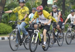  Jokowi Tetap Bersepeda, Ahok Naik Busway