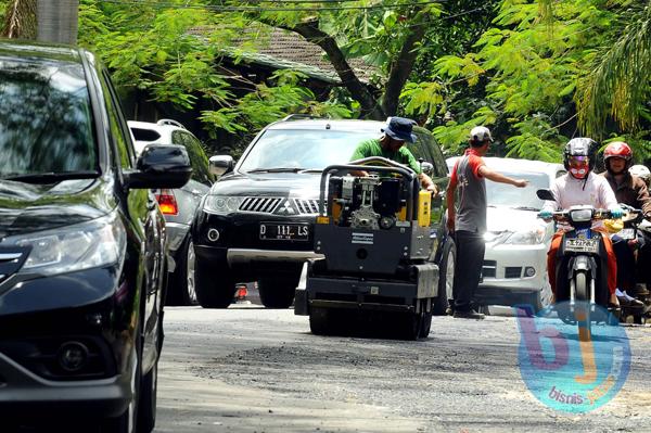  FOTO: Jalan Berlubang Segera Ditambal, Pemkot Bandung Kerahkan Tim URC