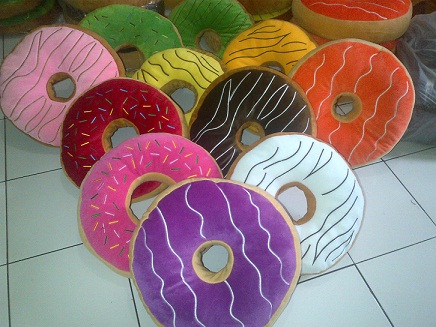  Sukses Bisnis, Yuni Produksi 1.200 Bantal Donat/Hari