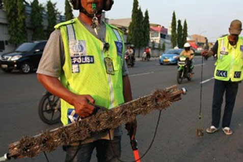  Awas! Banyak Paku Bertebaran di Roxy-Grogol