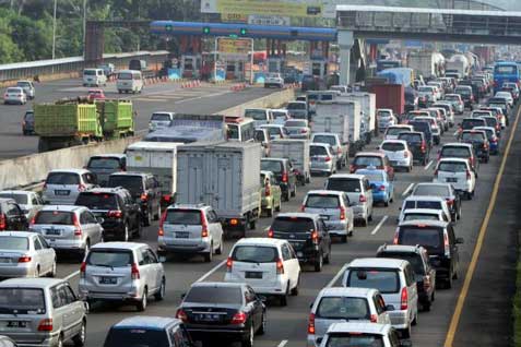  JELAJAH PANTURA: Jalan Berlubang di Tol Jakarta-Cikampek Hambat Laju Kendaraan