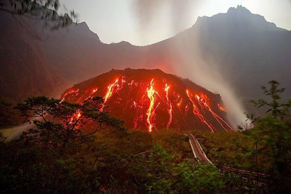  Ini Dia Semburan Lava Pijar di Gunung Kelud