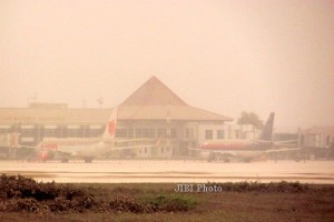  Erupsi Gunung Kelud: Begini Kondisi Bandara Adi Soemarmo yang Ditutup Abu Vulkanik