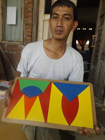   Simetris Play, Latih Motorik Halus Anak