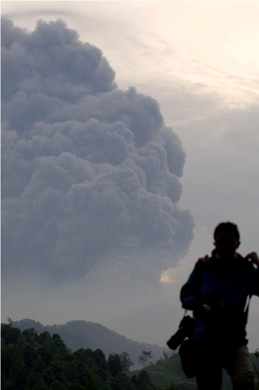  Foto-foto Hujan Abu Vulkanik Gunung Kelud