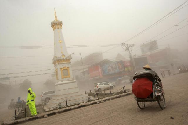  Gunung Kelud Meletus: Lontarkan Material hingga 17 KM