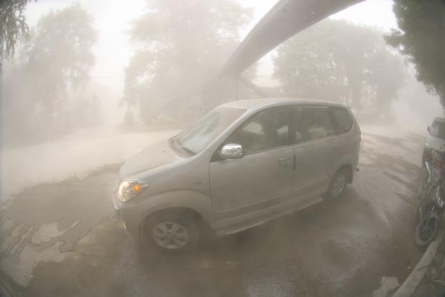  Gunung Kelud Meletus: Sore Hari, Abu Vulkanik di Kota Bandung Cukup Tebal