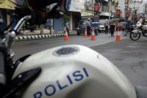  Gunung Kelud Meletus: Abu Cukup Tebal, Polisi di Tasik Bagikan Masker