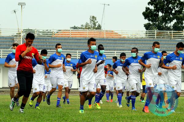  FOTO: Hujan Abu di Bandung, Skuad Persib Kenakan Masker Saat Latihan